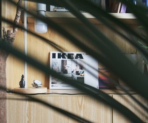 Ikea-Neuheit: Dieses Kultregal sieht in Schwarzblau aus wie aus einem Designershop