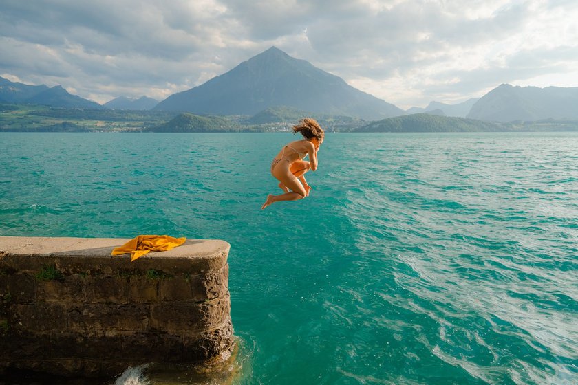 Frau springt in See
