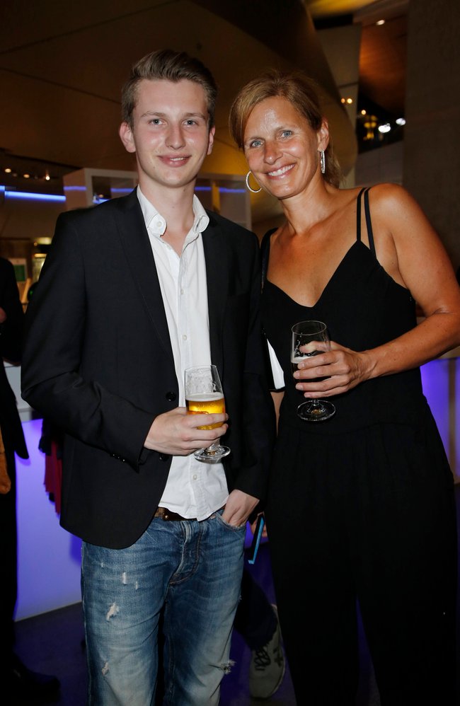 Katrin Müller-Hohenstein mit ihrem Sohn Niklas beim Bayerischen Sportpreis 2014.