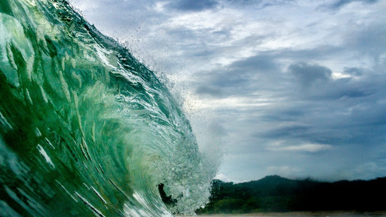 Es spielt eine große Rolle, ob dich der Tsunami im Traum überrollt oder du ihn aus der Ferne siehst.