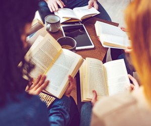 Bücher über Freundschaft: 10 wunderschöne Romane, die mitten ins Herz treffen