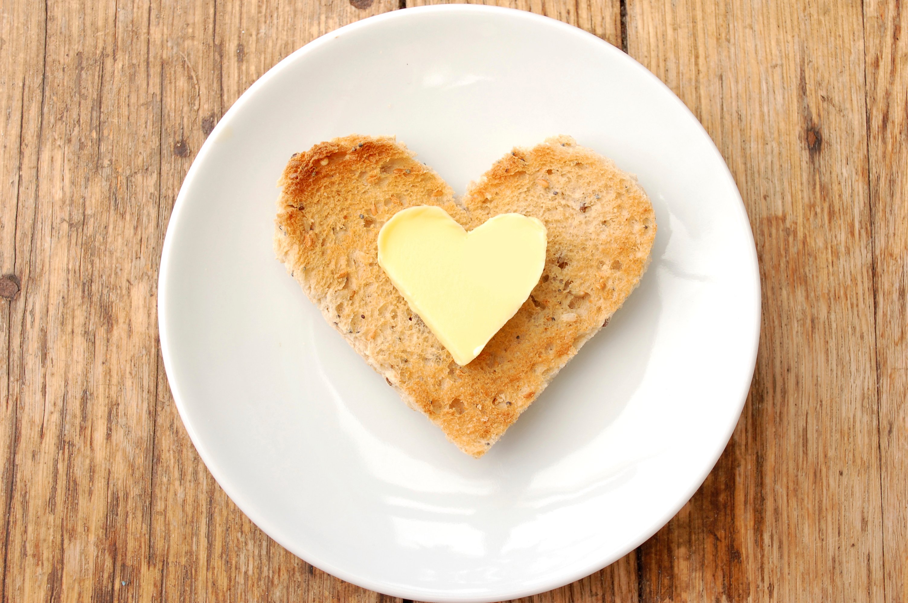Brot mit Butter in Herzform
