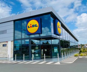 Für ein kühles und dunkles Schlafzimmer: Rollos von Lidl in vielen Größen