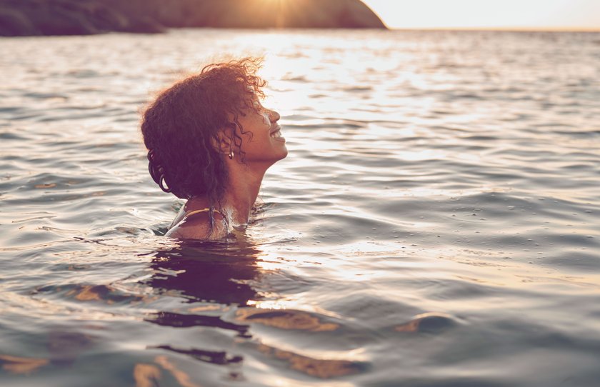 Frau schwimmt im Meer
