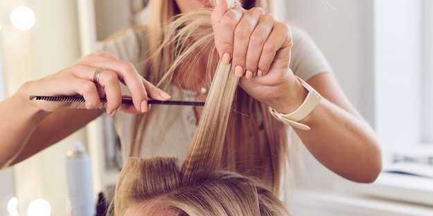 Haare toupieren: Mit dieser Schritt-für-Schritt-Anleitung machst du es richtig