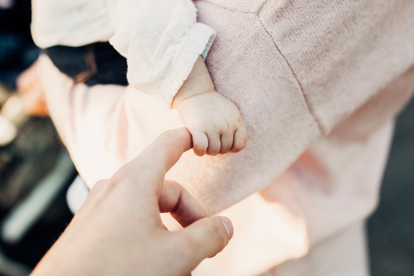 Papa hält die kleine Hand seiner Tochter