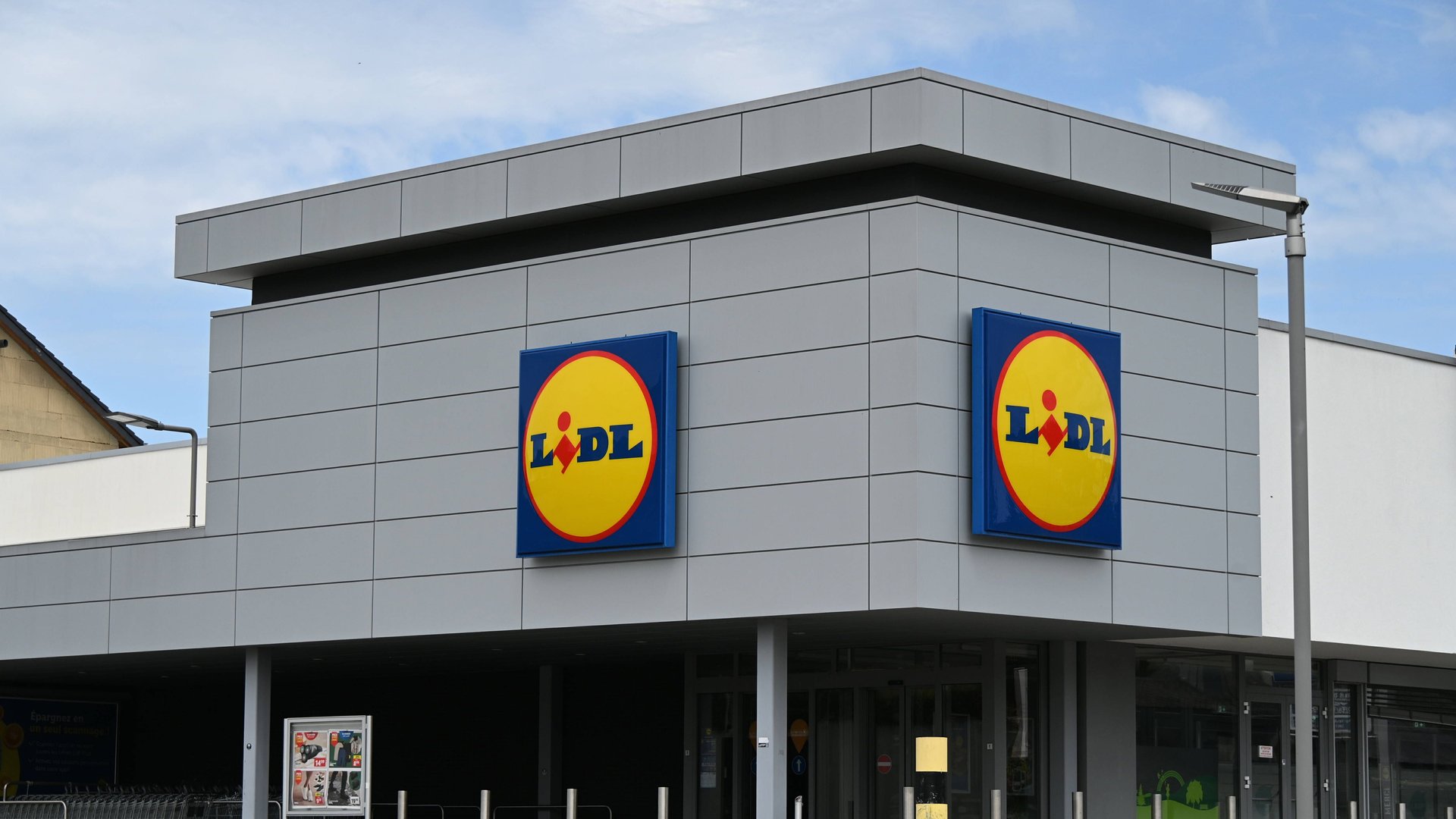 Geniale-Garten-Deko-von-Lidl-Diese-Flaschenleuchte-verwandelt-laue-Sommerabende-in-pure-Magie