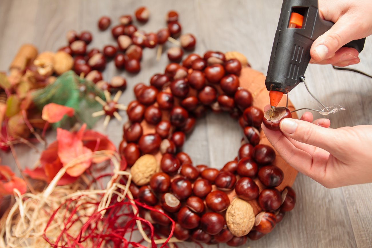 Herbstdeko Ideen selber machen Kastanienkranz Herbstdeko Ideen selber machen Kastanienkranz