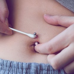 Bauchnabelpiercing entzündet: Diese Mittel helfen dir schnell!