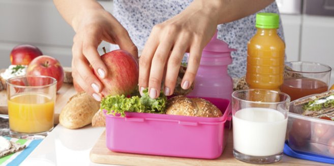 Gesunde Ernährung im Kindergarten: Mutter packt Brotdose