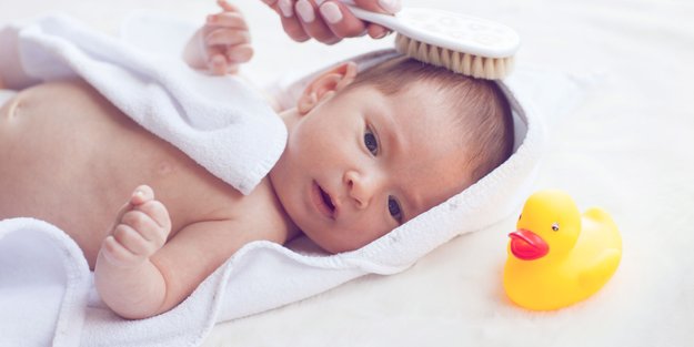 Dein Baby verliert Haare? Das sind die Gründe