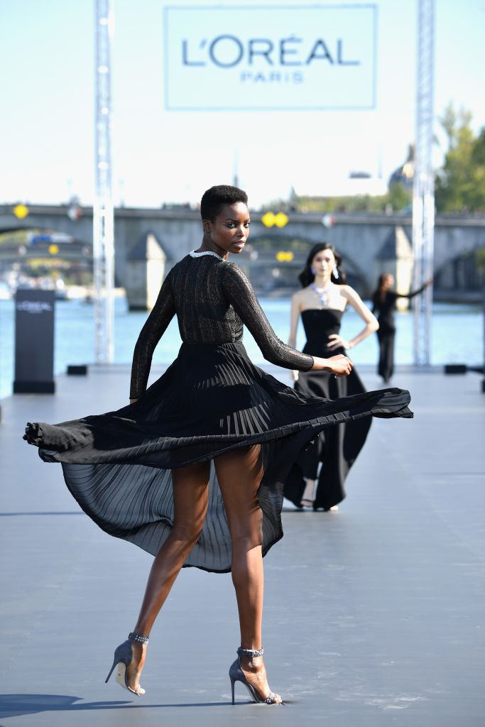 Le Defile L'Oreal Paris Fashion Week Frühjahr Sommer Kollektion 2019