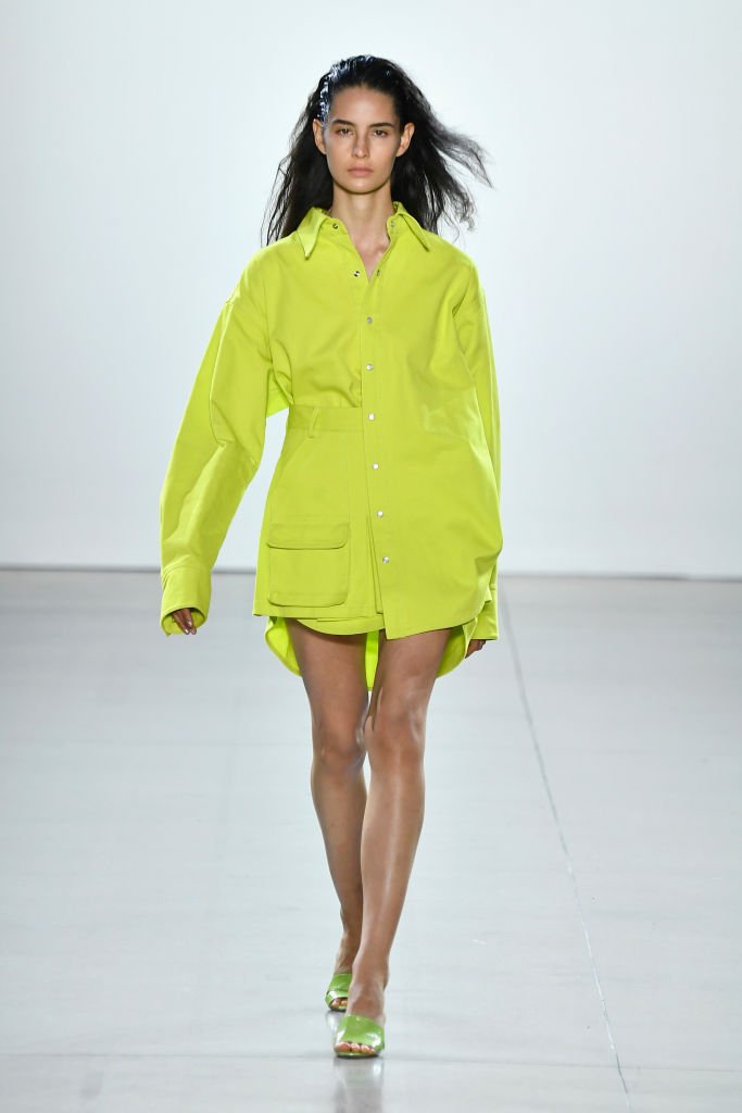 Model Fashion Week grünes Kleid