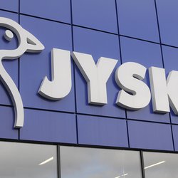 Gemütlichkeit garantiert: Im Herbst brauchst du diese beigefarbene Tagesdecke von Jysk