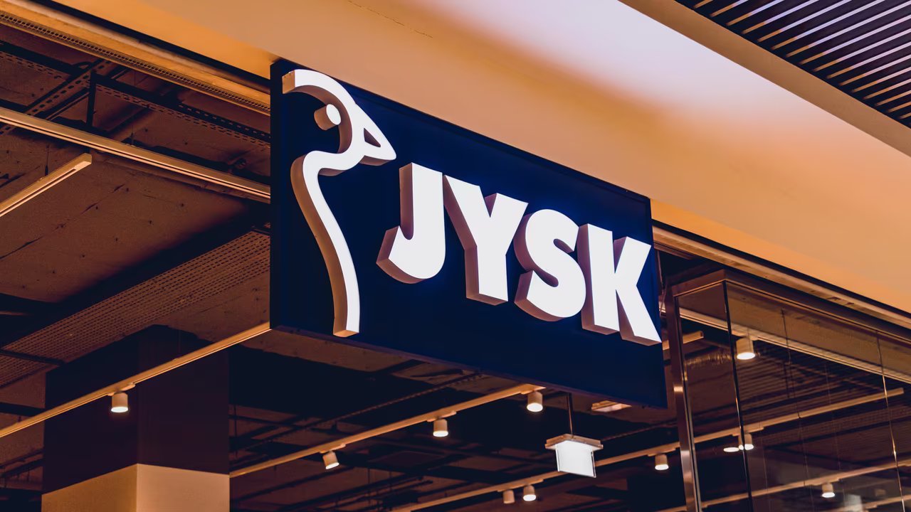 Der Pouf von Jysk bringt Gemütlichkeit in jedes Wohnzimmer.