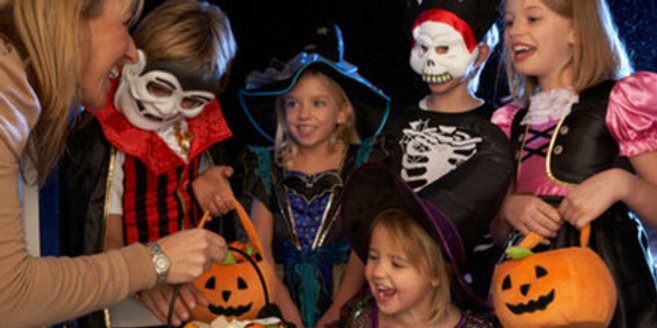 In gruseliger Verkleidung ziehen viele Kinder an Halloween um die Häuser. In gruseliger Verkleidung ziehen viele Kinder an Halloween um die Häuser.