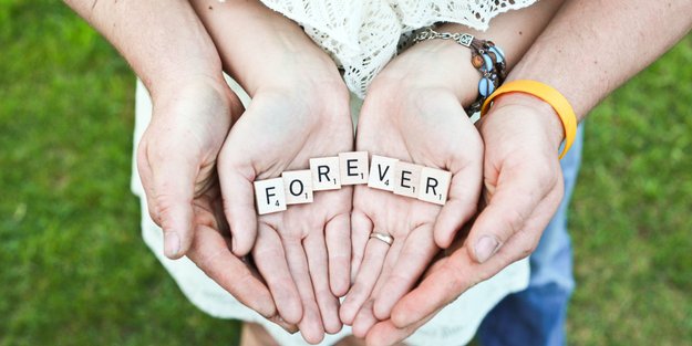 Granathochzeit: Diese Bedeutung hat der 42. Hochzeitstag