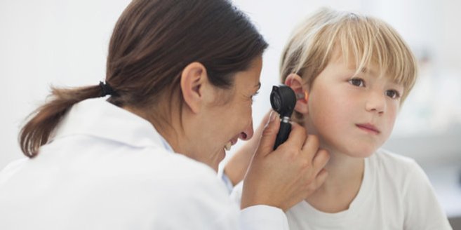 Ohrenschmerzen bei Kindern: Kind beim Ohrenarzt Ohrenschmerzen bei Kindern: Kind beim Ohrenarzt