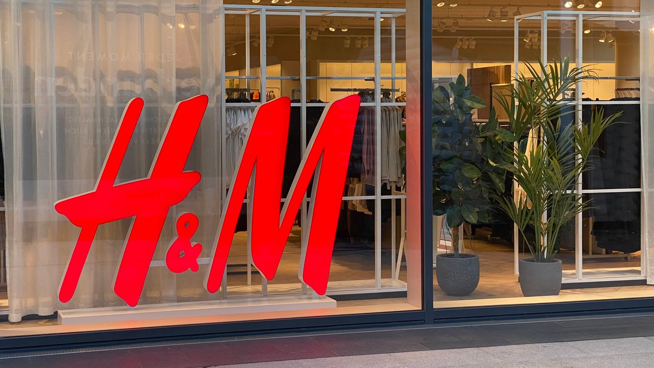 Bei H&M kannst du zahlreiche It-Pieces im Stil von Hermine Granger shoppen.