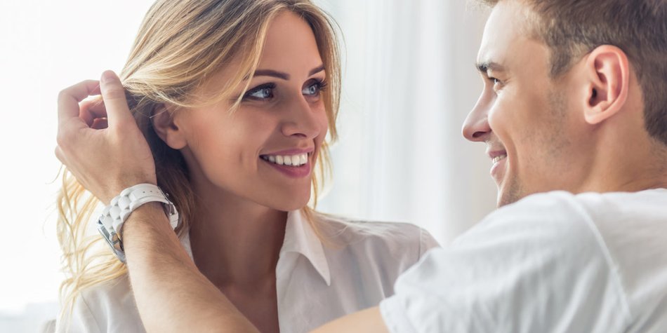 K rpersprache beim Flirten deuten
