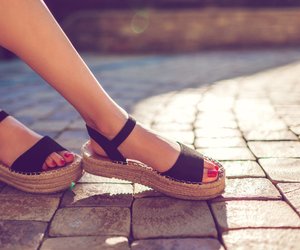 Diese 5 Produkte retten dich im Sommer vor Stinkefüßen (eines davon hast du garantiert schon zu Hause)