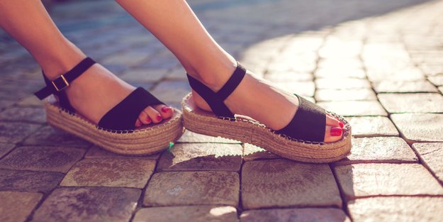 Stinkende Füße in Ballerinas? Diese 5 Produkte retten dich im Sommer 
