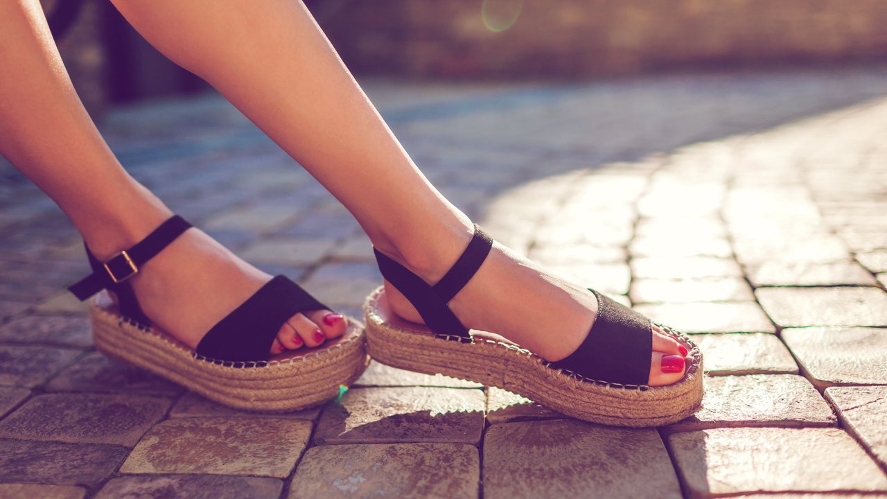 Diese 5 Produkte retten dich im Sommer vor Stinkefüßen (eines davon hast du garantiert schon zu Hause)