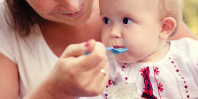 Viele Eltern füttern ihre Kinder mit Bio-Babynahrung. Viele Eltern füttern ihre Kinder mit Bio-Babynahrung.