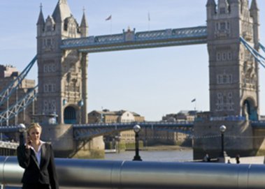 Eine Frau telefoniert vor der Tower Bridge in London Eine Frau telefoniert vor der Tower Bridge in London