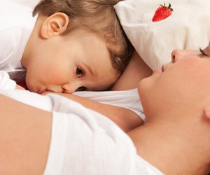 Frau hatte Sex, während sie ihr Kind stillte