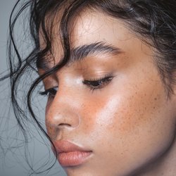 Perfekte Sommerfrische: Dieser Rossmann-Blush im Pfirsichton ist ein Must-have