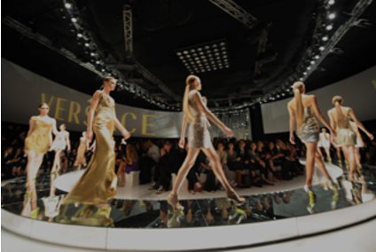 Models laufen auf einem außergewöhnlichen Laufsteg bei der Fashion Week Mailand 2009 Models laufen auf einem außergewöhnlichen Laufsteg bei der Fashion Week Mailand 2009