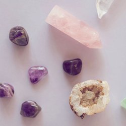 5 Edelsteine, die negative Energien in deinem Leben vertreiben