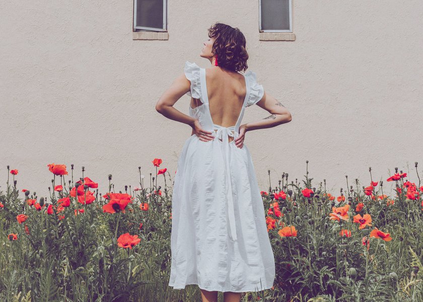 Frau in einem weißen Kleid