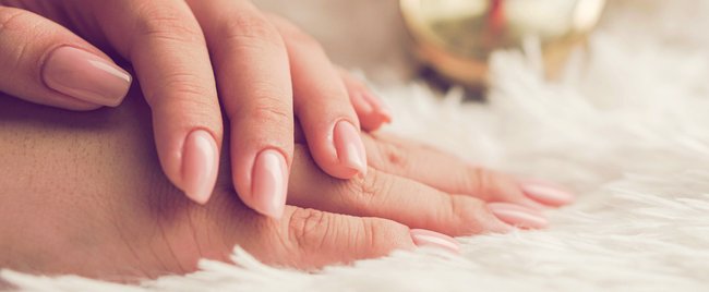 Welcher Nagelhärter bringt wirklich was? Auf diese Bestseller schwören gerade alle