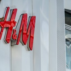 Ein Must-Have für Designliebhaber: Die exklusive Wandleuchte aus Metall von H&M