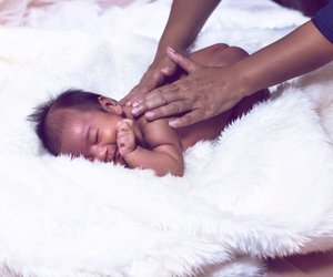 Babymassage: Anleitung & hilfreiche Tipps für die Massage der Kleinsten
