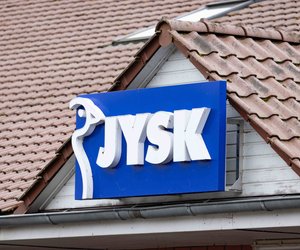 Stylish und kuschlig: Das beigefarbene Zierkissen von Jysk für nur 7 Euro