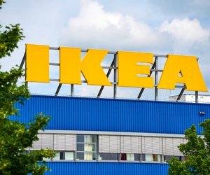 Teuer wirkender Look zum kleinen Preis: Verpasse nicht die Tischleuchte von Ikea