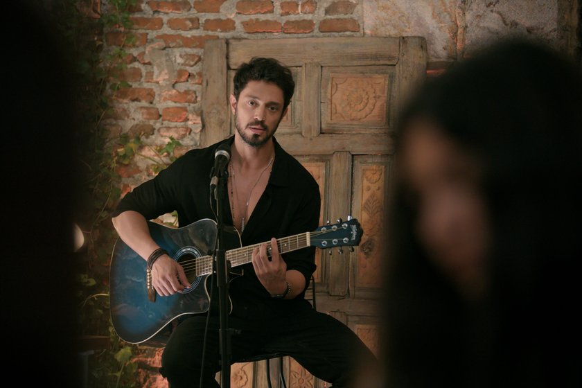 Netflix Geheimtipps romantische Serie Liebesfilm Ein anderes Selbst Mann guckt mit Gitarre