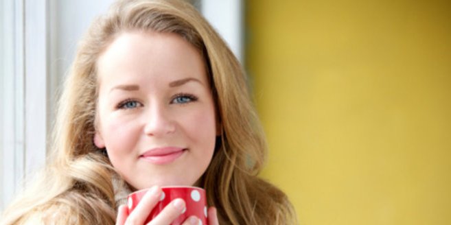 Phytotherapie: Frau mit Teetasse Phytotherapie: Frau mit Teetasse