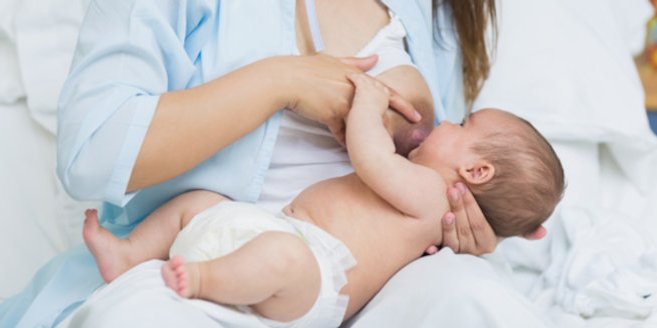 Mastitis: Mutter stillt Säugling Mastitis: Mutter stillt Säugling