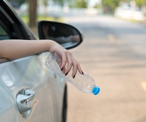 Im Sommer solltest du Wasserflaschen nie im Auto lassen