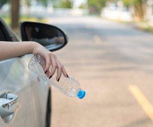Im Sommer solltest du Wasserflaschen nie im Auto lassen