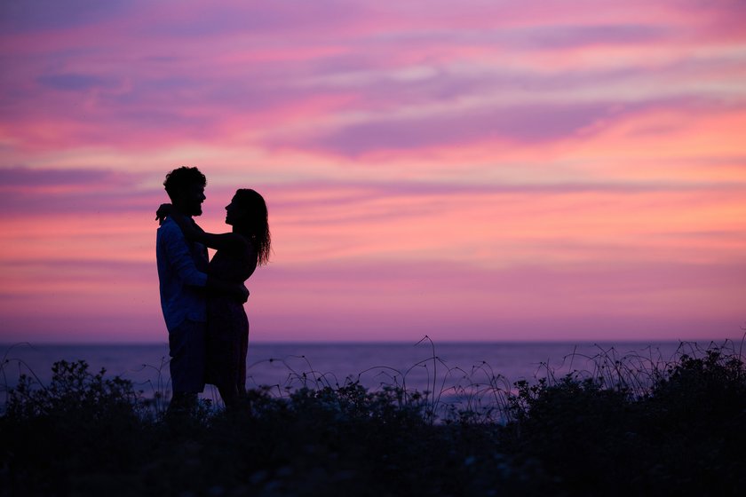 Silhouette eines romantischen Paares bei Sonnenuntergang