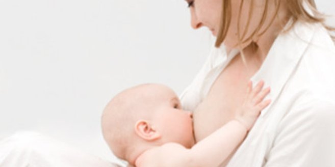 Mit der Muttermilch erhält das Baby alle Nährstoffe, die es braucht. Mit der Muttermilch erhält das Baby alle Nährstoffe, die es braucht.