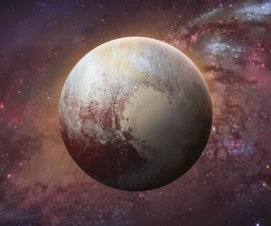 Pluto in der Astrologie: So beeinflusst der Planet der Seele dein Sternzeichen