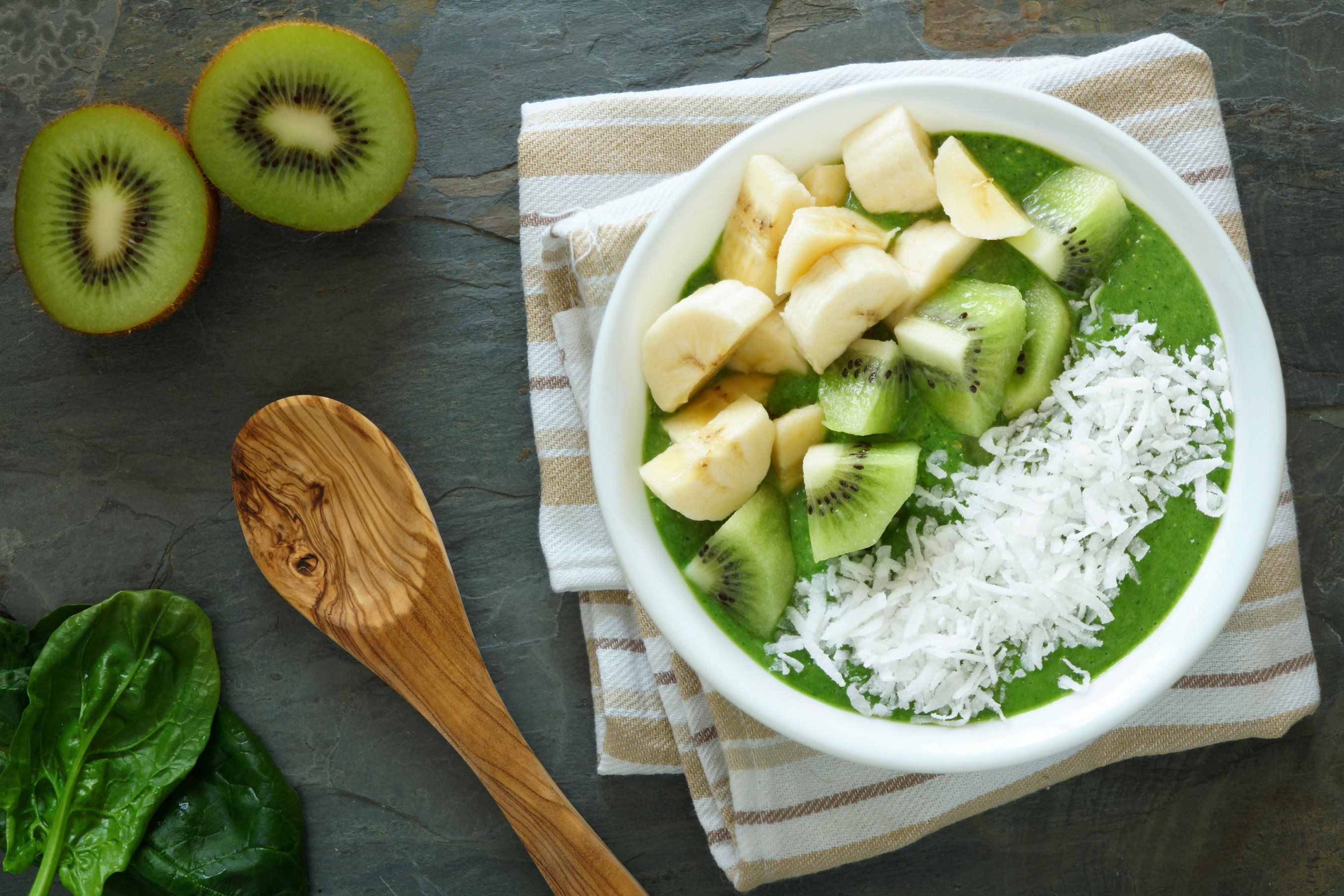 Green Smoothie Bowls sind ein guter Weg mehr grünes Gemüse in Deine Ernährung zu integrieren.