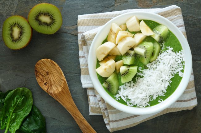 Green Smoothie Bowls sind ein guter Weg mehr grünes Gemüse in Deine Ernährung zu integrieren.