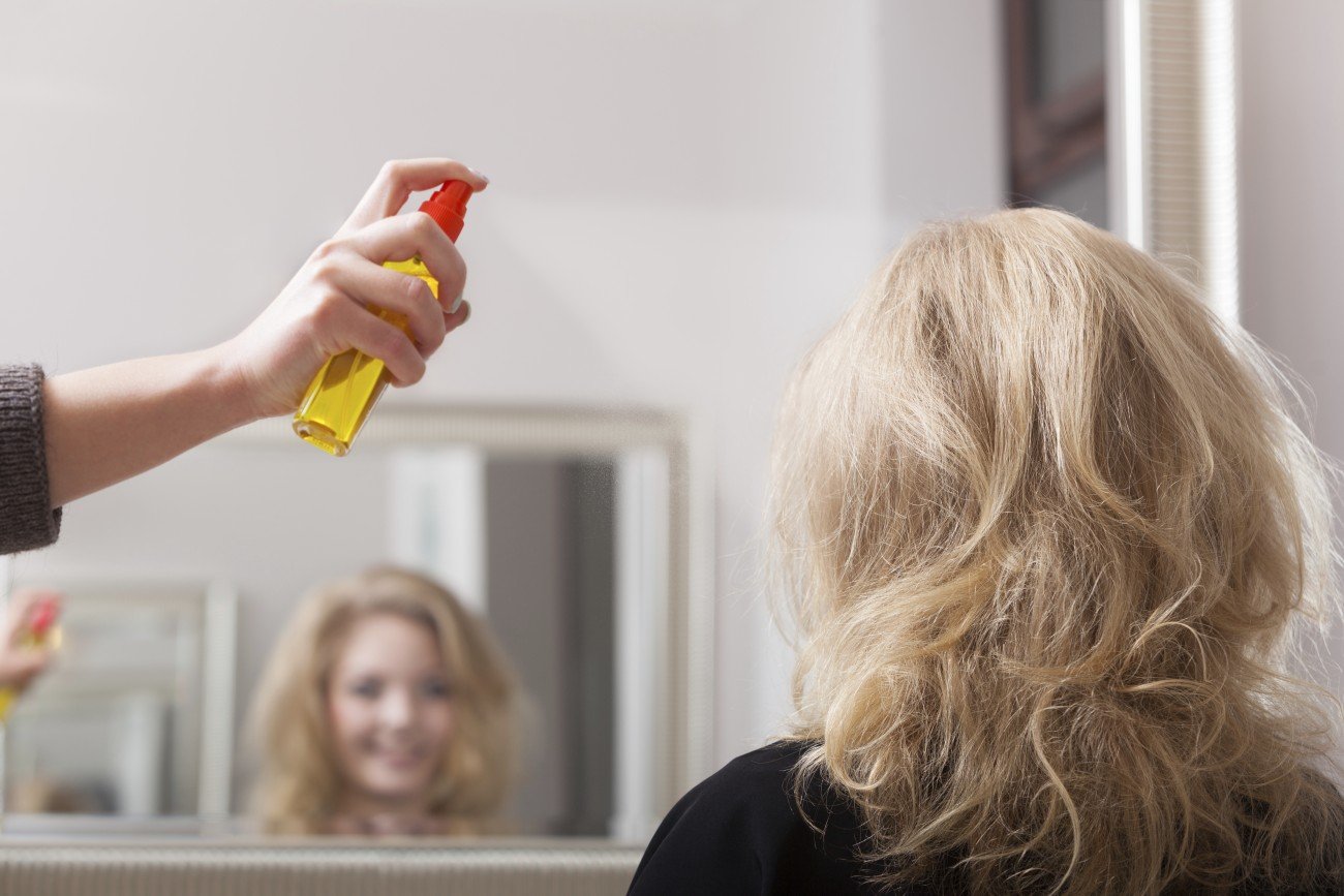 Hitzeschutzspray soll die Haare vor dem Austrocknen schützen Hitzeschutzspray soll die Haare vor dem Austrocknen schützen